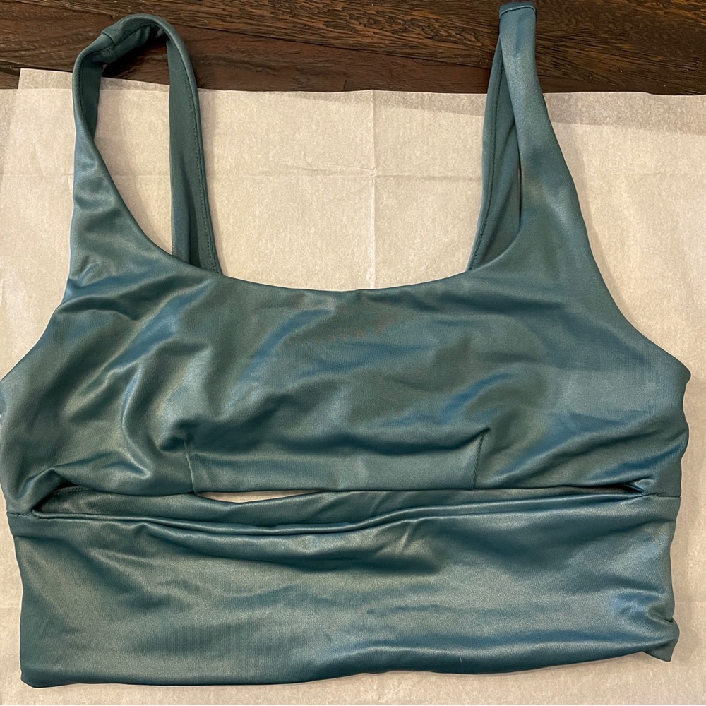 Alo Yoga Slit Shine Bra in Seagrass. Size medium.